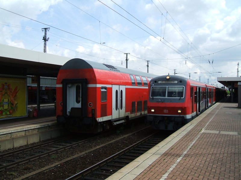 Steuerwagen von S1 Dortmund-Dsseldorf kurz vor der Abfahrt aus 
Dortmund,neben dem RE 6 Dsseldorf-Minden ohne Steuerwagen.