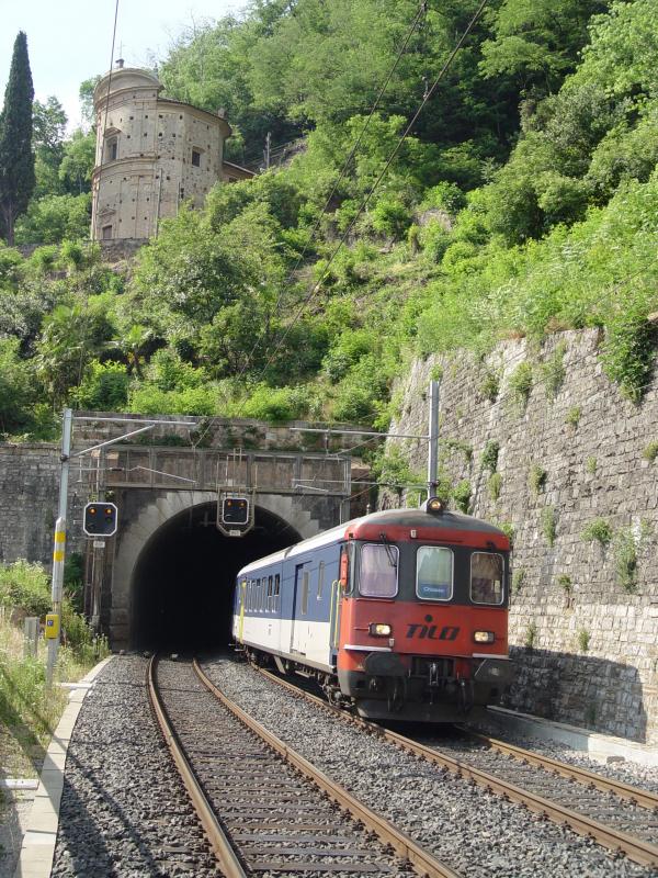 Steuerwagen  TILO  am 5.6.05 zwischen Melide und Maroggia