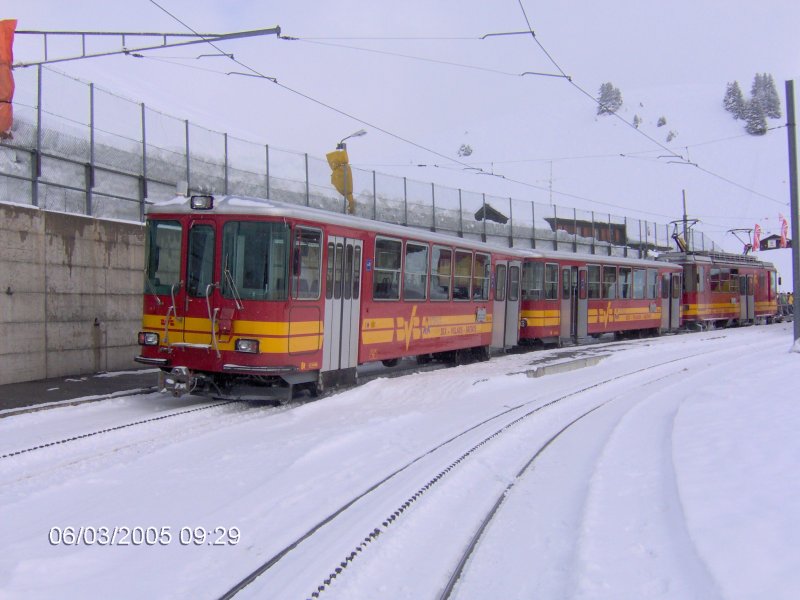 Steuerwagen der TPC/BVB mit BDeh 4/4 im Winter auf Col de Bretaye am 6.3.2005