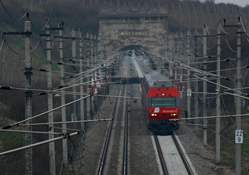 Steuerwagen voraus: 80-33 033 vor R2259 von Krems an der Donau nach Payerbach-Reichenau. Das Foto entstand am 31.03.2009 zwischen Gumpoldskirchen und Pfaffsttten. Im Hintergrund unschwer zu erkennen der sogen.  Busserltunnel .