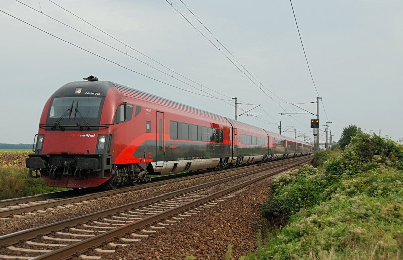 Steuerwagen voraus. 80-90 705  'Spirit of Europe  mit railjet 66 nach Mnchen Hbf. Die Aufnahme ist am 11.09.2009 in der Nhe von Gramatneusiedl entstanden.
