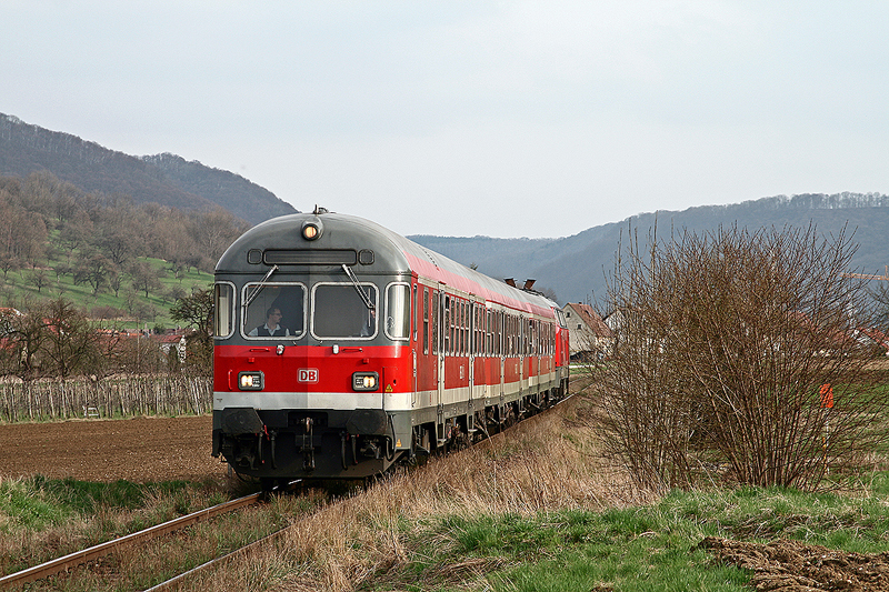 Steuerwagen voraus ist am 8. April 2009 die RB 13974 von Oberlenningen nach Wendlingen unterwegs. Mit 218 431 als Schublok erreicht der Zug in Krze die Ortschaft Owen (Teck).