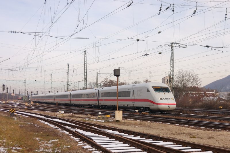 Steuerwagen voraus eilt dieser ICE 2 Augsburg entgegen. Hier bei der Durchfahrt Treuchtlingen. (28.11.2008).