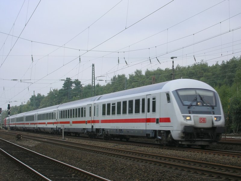 Steuerwagen voraus,des IC 2157 von Stuttgart nach Stralsund in
Bochum Ehrenfeld, im Schub die 120 147-4.(05.08.2008) 