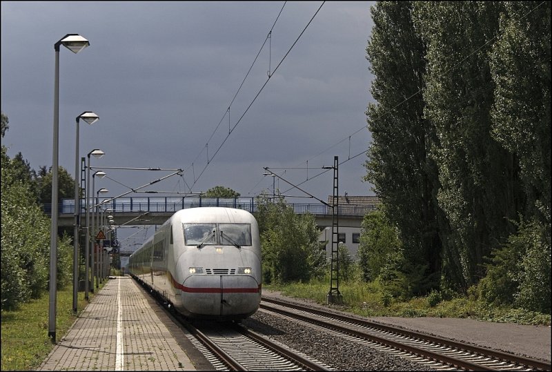 Steuerwagen vorraus ist ein 402er als ICE 941 nach Berlin-Ostbahnhof unterwegs und  flchtet  mit ca. 160 Km/h vor den dunklen Wolken in Richtung Hamm(Westf). (Nordbgge am 20.06.2009)