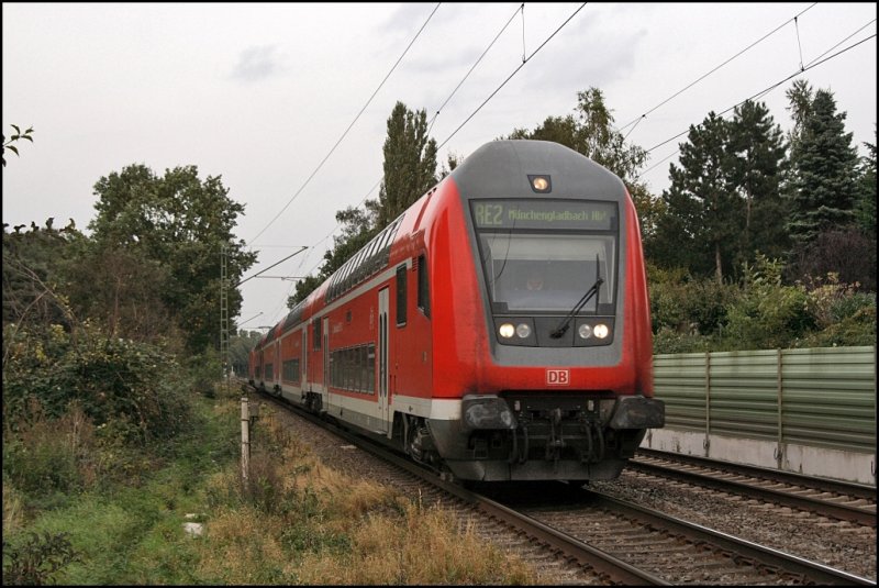 Steuerwagen vorraus erreicht der RE2 (RE 10226)  Rhein-HAARD-Express  in wenigen Minuten den Bahnhof Haltern am See. (04.10.2008)
