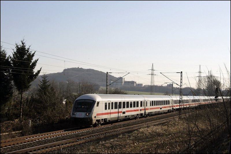 Steuerwagen vorraus fhrt IC 2320, Frankfurt(Main)Hbf - Hamburg-Atona, am Harkortsee vorbei. (20.03.2009)