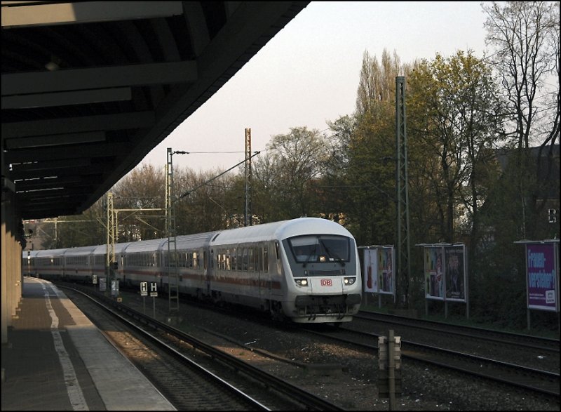 Steuerwagen vorraus f�hrt vermutlich der IC 2024, Passau Hbf - Hamburg-Altona an der Station Holstenstra�e vorr�ber. (11.04.2009)