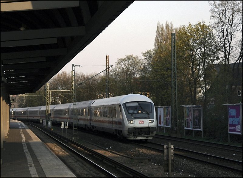 Steuerwagen vorraus fhrt vermutlich der IC 2024, Passau Hbf - Hamburg-Altona an der Station Holstenstrae vorrber. (11.04.2009)