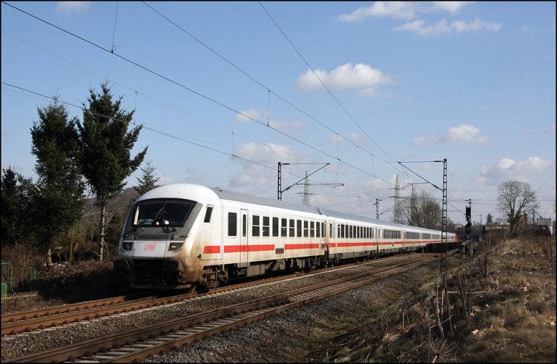 Steuerwagen vorraus ist IC 2028, Nrnberg Hbf - Frankfurt(Main)Hbf - Hamburg-Altona, beim Harkortsee unterwegs.
