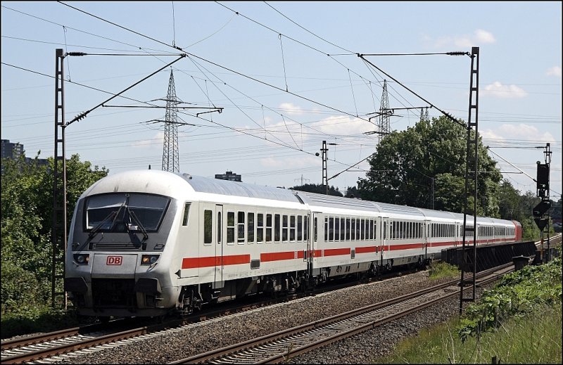 Steuerwagen vorraus ist IC 2049, Kln Hbf - Leipzig Hbf, am Harkortsee unterwegs. (23.05.2009)