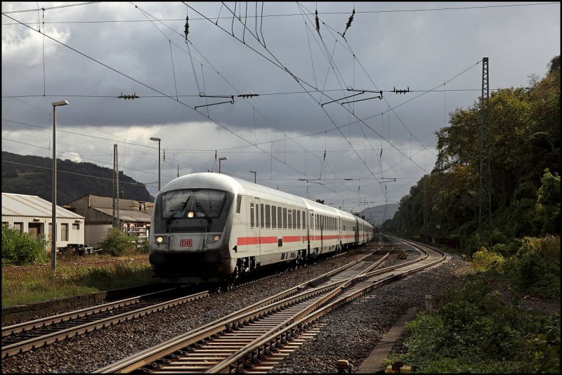 Steuerwagen vorraus ist IC 2114, Stuttgart Hbf - Hamburg-Altona, durch das Rheintal in Richtung Bonn unterwegs. Aufgenommen in Brohl. (17.10.2009)
