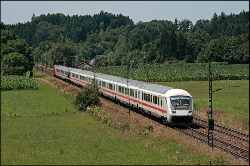 Steuerwagen vorraus ist der IC 2295, Frankfurt(Main)Hbf - Salzburg Hbf, bei Bad Endorf unterwegs. Die Zge der IC-Linie 62 gehren  mit bis zu 9 Reisezugwaggons (2x 1.Klasse, 1x BordBistro, 5x 2.Klasse und einem Steuerwagen) zu den lngsten ICs der DB BAHN. (11.07.2008)
