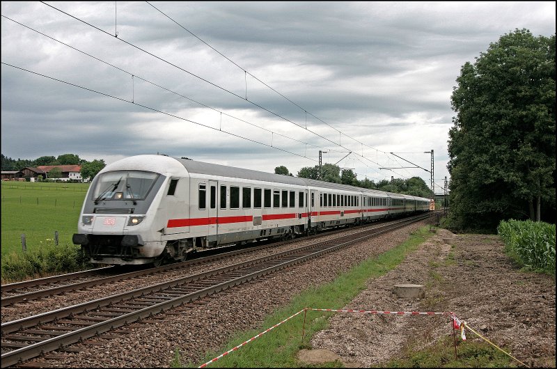 Steuerwagen vorraus ist InterCity 2291, Stuttgart Hbf - Salzburg Hbf, bei Vogl unterwegs. N�chster Halt ist Rosenheim. (09.07.2008)
