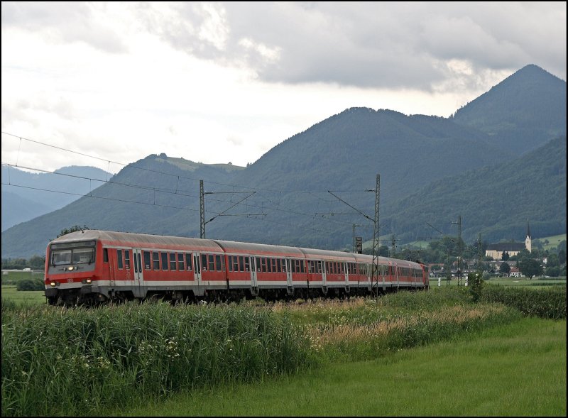 Steuerwagen vorraus ist RB 30030 bei Bernau am Chiemsee unterwegs. (09.07.2008)
