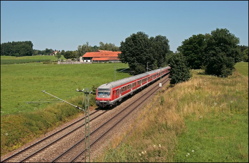 Steuerwagen vorraus ist diese Regionalbahn nach Mnchen unterwegs. (11.07.2008)
