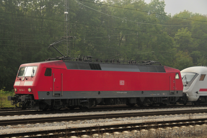 Steuerwagenersatz? 120 144-1 mu� mal wieder aushelfen. (Neuoffingen, Okt. 2009).