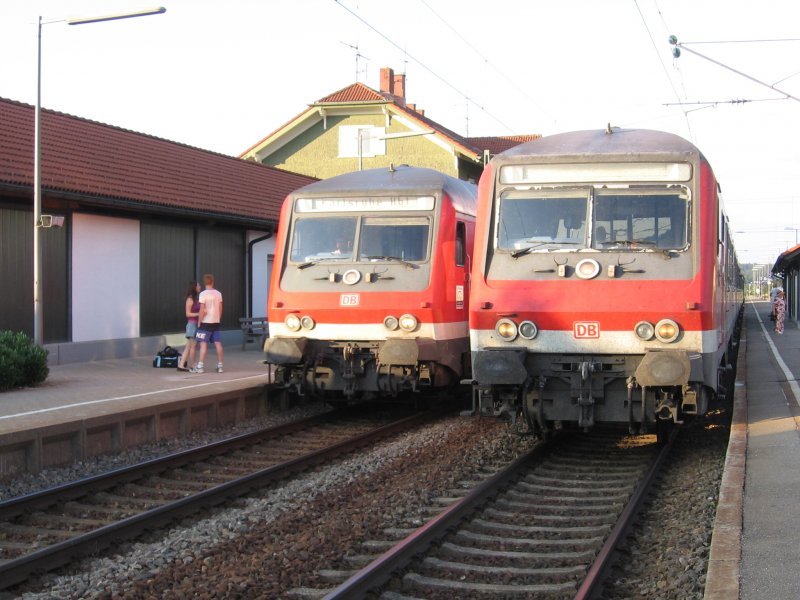 St.Georgen Schwarzwald zwei Nahverkehrszge treffen sich (IRE oder RE)einer fhrt nach nach Karlsruhe (links)der andere nach Konstanz dieser Steuerwagen hat nicht das Schlusslicht an sondern das Spitzensignal 23.7.06