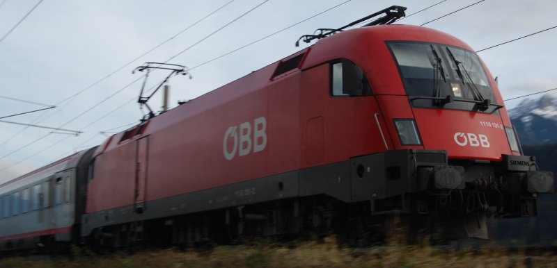 Stierportrait: 1116 131-2 ist mit ihrem OEC energisch und sehr schnell nach Bregenz unterwegs. 24.10.2009