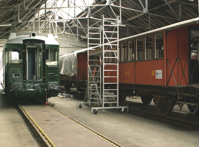 Stiftung  Locorama  Links wird der Triebwagen ABDe 4/4 Nr.12 der MthB aufgearbeitet.Rechts die Restaurierung von zwei Plattformwagen der ehem.Orbe-Charvornay Bahn.Romanshorn 04.04.09