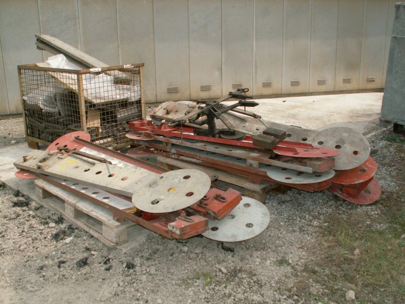 Stiftung Locorama  Die alten Formsignale der abgebauten Signalbr�cke vom Bhf.Romanshorn,warten auf eine Wiedermontage 
auf dem Freigel�nde.04.04.09