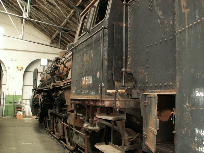 Stiftung Locorama  Die bay.Dampflok S 3/6 Nr.18 508(leider noch nicht restauriert)in der ehem.Lokremise in Romanshorn.Die Lok befindet sich in Privatbesitz.Eine Schwesterlok die 18 505,
befindet sich heute im DGEG Museum in Neustadt/Weinstrasse.
04.04.09