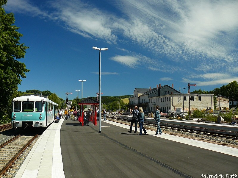 Stilecht wurde am 13.06.2009 der EAB nach Schwarzenberg angereist. Hier der Blick ber das sanierte Bahnhofsgelnde. Bald wird wohl auch das Bahnhofsgebude wegfallen. 