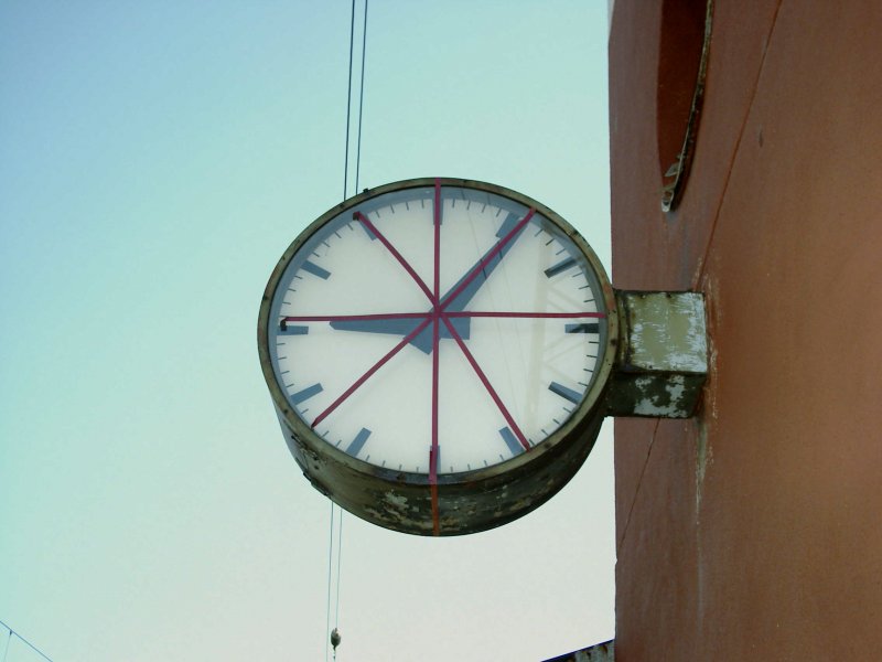 Still zeigt eine Uhr an dem alten, leeren Welser Stellwerk seit Jahren 9:06 an... oder 21:06, das ist Sache des Betrachters (September 06). Inzwischen ist von ihr nur mehr ein  Skelett  brig (April 07).