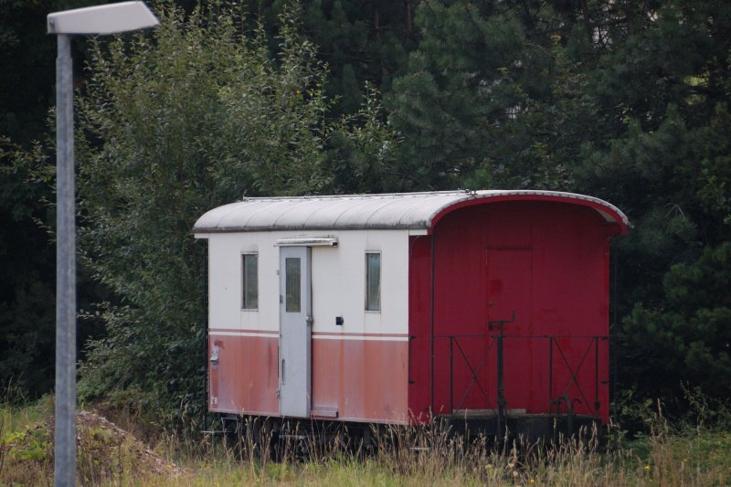 Stilleben: Der Sonderzug ist wieder abgefahren, nun wird es wieder still um den kleinen Packwagen auf der Schmalspurbahn in Amstetten... (17.08.2008).