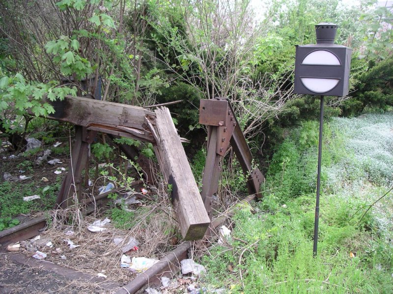 Stilleben mit altem Prellbock auf der ehemaligen HBE-Seite des Halberstdter Hauptbahnhofs.

Halberstadt 30.04.2005