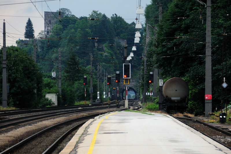 Stilleben mit Kesselwagen... (Brixlegg, um die Mittagszeit, 20.06.2009).