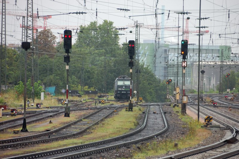 Stilleben zur besten  BROTZEIT ... kurz nach neun dst 185 574-1  RTS Rail Traction  in der Vorhaltegruppe des Bahnhofes Basel-Bad vor sich hin. (August 2008).