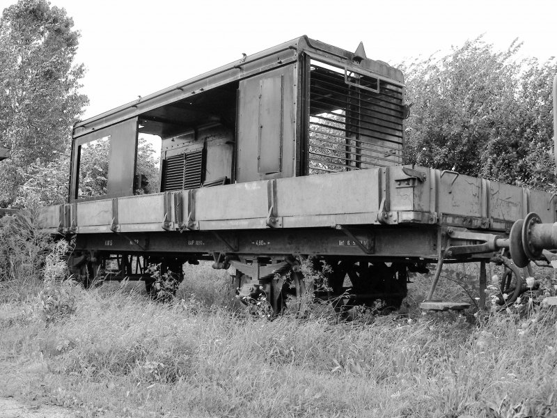 stillechte Verladung   -   Vorbau einer V 36 auf einem sehr alten Flachwagen in Da-Kranichstein