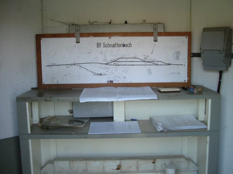 Stillleben im Fernsprechhuschen des bahnhof Schnaittenbach. (Strecke Amberg-Schanittenbach, 23.04.2007)