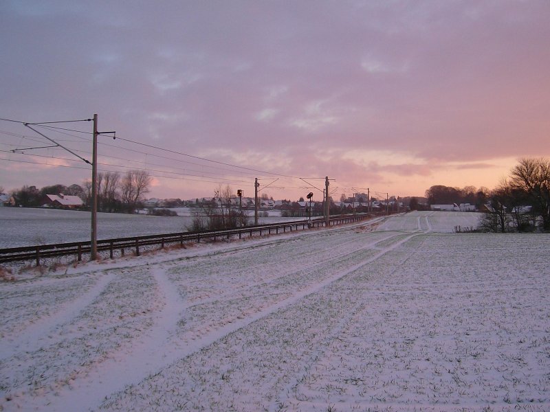 Stimmungsbild am Morgen des 5.01.09 an der Kbs 140 bei Reinfeld (Holst.). ber Nacht wurde die Landschaft leicht eingezuckert, woraufhin ich am nchsten Morgen gleich loszog, um Schneebilder zu machen.