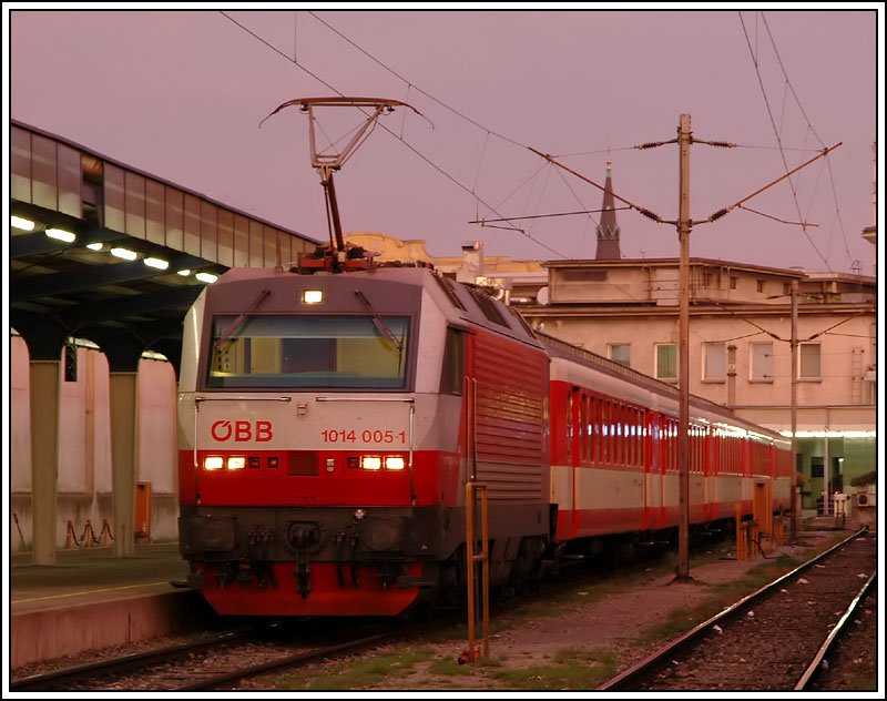 Stimmungsvoll war das Morgenrot am 9.12.2006. 1014 005, eine ehemalige CAT Maschine, wartet in Wien-Sd Ostseite auf die Abfahrt als ER 9437  Raab  nach Tatabanya (HU).