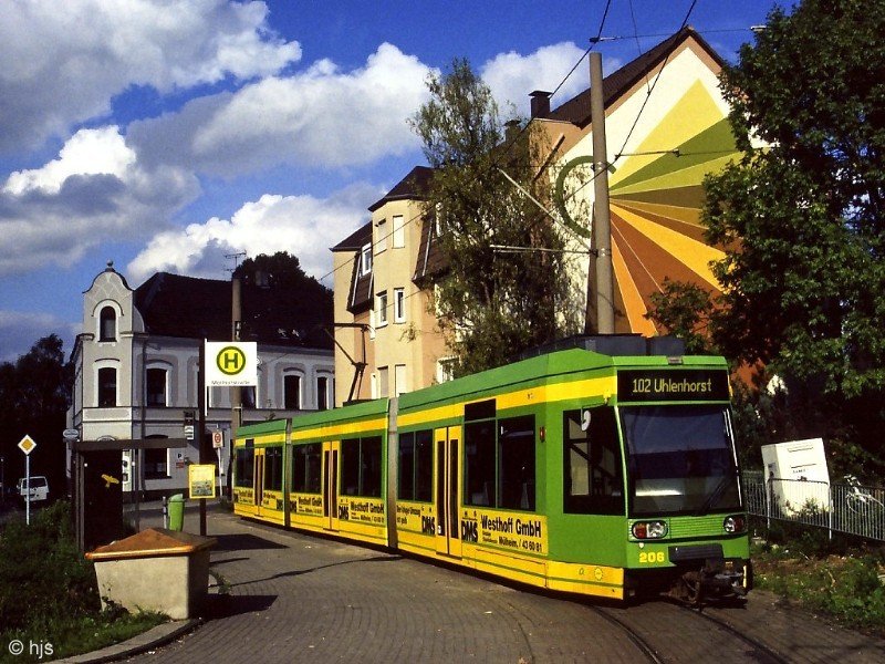 STOAG-Tw 206 an der Endst. M�llhofstra�e (3. Oktober 2000). Die STOAG-Triebwagen werden nicht nur auf der M�lheim-Oberhausener Gemeinschaftslinie 112, sondern auch - vor allem an Wochenenden - auf der M�lheimer Linie 102 eingesetzt.