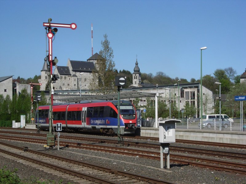 Stolberg-Altstadt, 

alt und neu:
Vorne die Fl�gelsignale und Gleisspersignale sowie Fernsprechkasten in Richtung Stolberg-Hauptbahnhof. 
Im Hintergrund die aus dem Mittelalter stammende Burg Stolberg.
Dazwischen ist 643 224-9 mit 2 Minuten Versp�tung um 16:00 als RB 11571 aus Alsdorf-Annapark am neuen Bahnsteig des derzeitigen Endes der Linie RB20 im Aachener Verkehrsverbund angekommen. 16.04.2007
