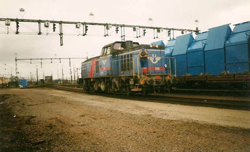 Stolz stellte sich der Rangierlokfhrer,von der T44 259,im April 1999,in Trelleborg in Position.