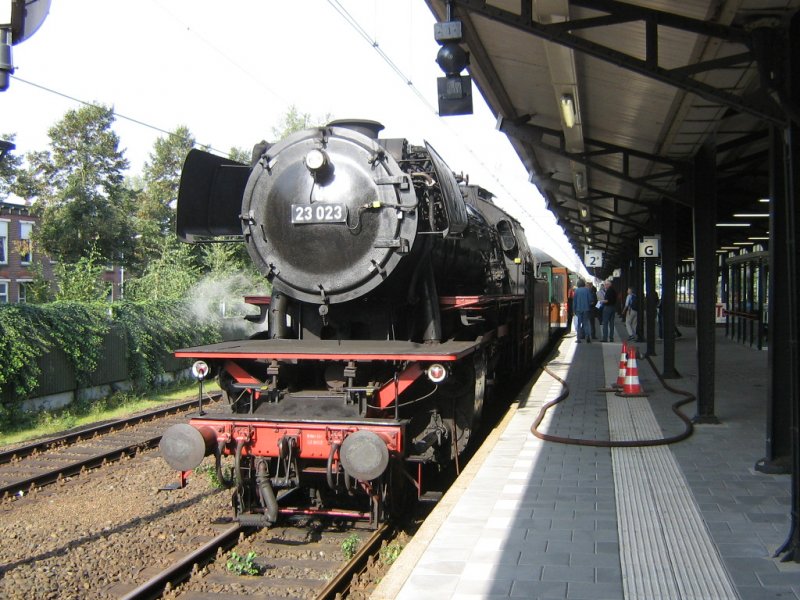Stoomloc 23.023 in trein 31031 uit Marinberg te Almelo - 30 september 2006