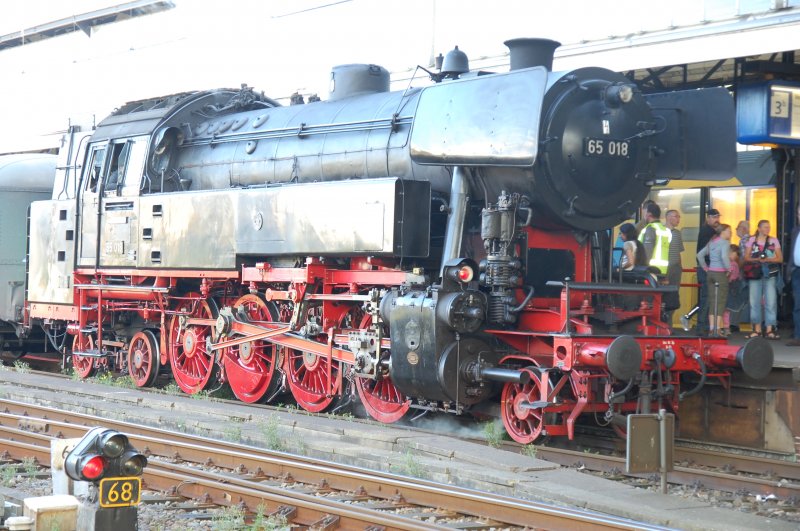 Stoomlok BR 065-018 van de SSN in Haarlem tijdens het 100 jarig bestaan van Station Haarlem.