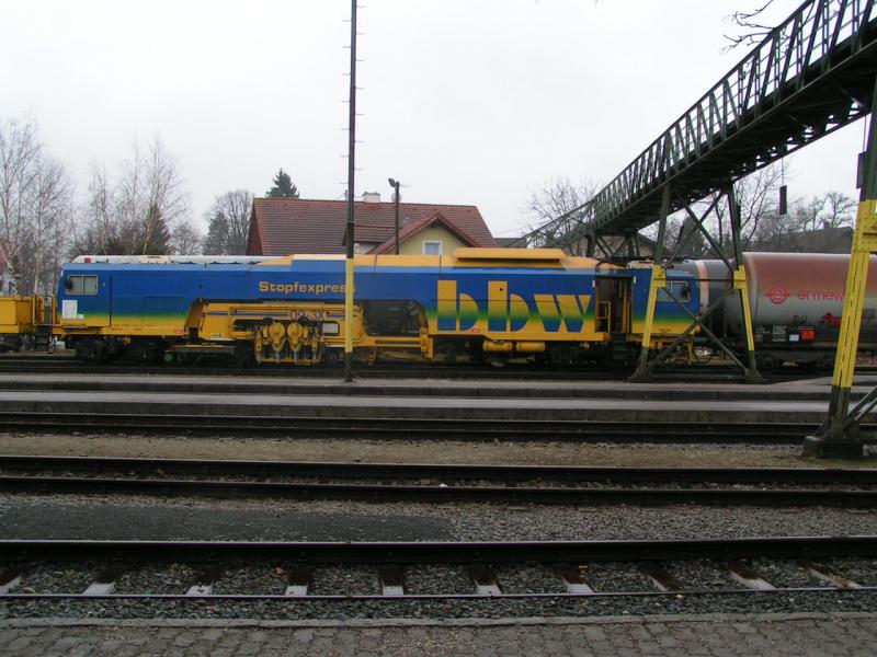  Stopfexpress  BBW mit dem farblich abgestimmten Lichtmast bzw. Stegunterunkonstruktion(19.03.05)