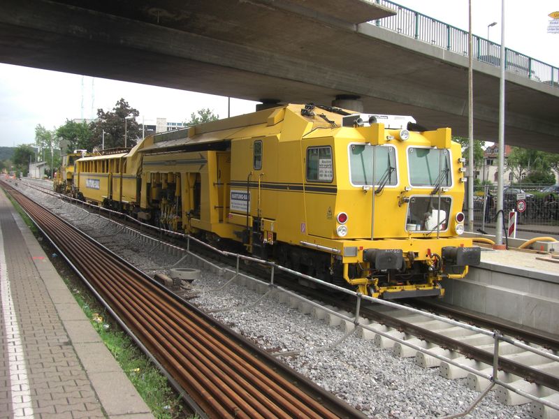 Stopfmaschiene Plasser&Theurer Ultimat 09-32/4S Dynamic der Firma Hartungs-Bau nach getaner Arbeit fr die neue S-Bahn im Bf Wendlingen/Neckar. (11.05.2009).