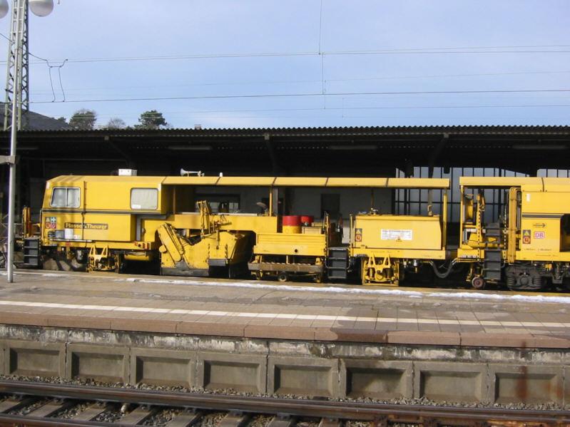 Stopfmaschine der DB vom Typ 08-475 Unimat 4s am 31.01.2004 im Hauptbahnhof Karlsruhe, Detailbild