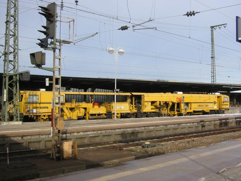 Stopfmaschine der DB vom Typ 08-475 Unimat 4s am 31.01.2004 im Hauptbahnhof Karlsruhe