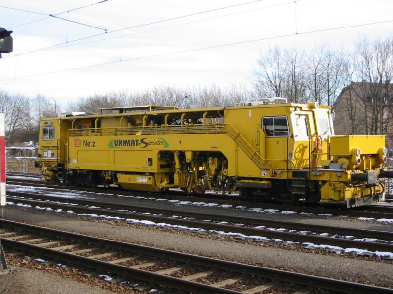 Stopfmaschine der DB vom Typ Unimat Sprinter am 31.01.2004 im Hauptbahnhof Karlsruhe