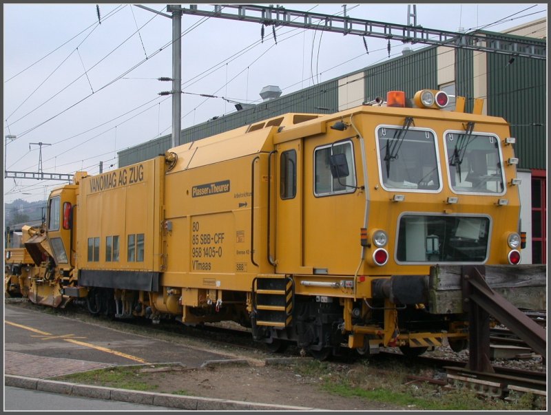 Stopfmaschine Plasser+Theuer der SBB abgestellt vor der Hauptwerkst�tte der SOB in Samstagern. (10.11.2006)