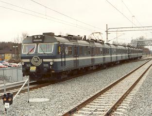 Storstockholms Lokaltrafiks X 10 3121 in Vsterhaninge. Der Zug setzt seine Fahrt nach Nynshamn fort. Das Bild entstand am 07.05.1997. 