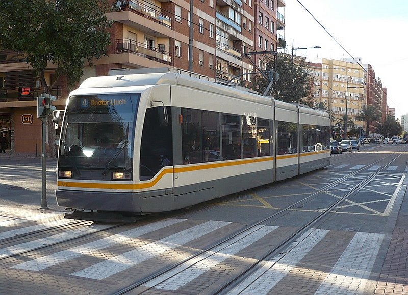 Straba-Zug 3812 der Linie 4 am 04.12.2007 vor der Umsteige-Station Benimaclet.
