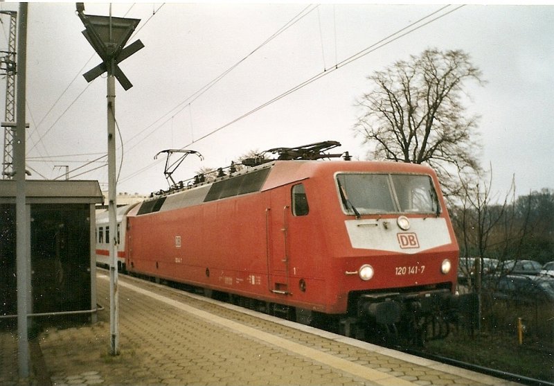 Stralsund hat 3 Kopfbahnsteige und 3 Durchgangsbahnsteig.Am Bahnsteig 1 steht die 120 141 mit einem IC im Dezember 2003.